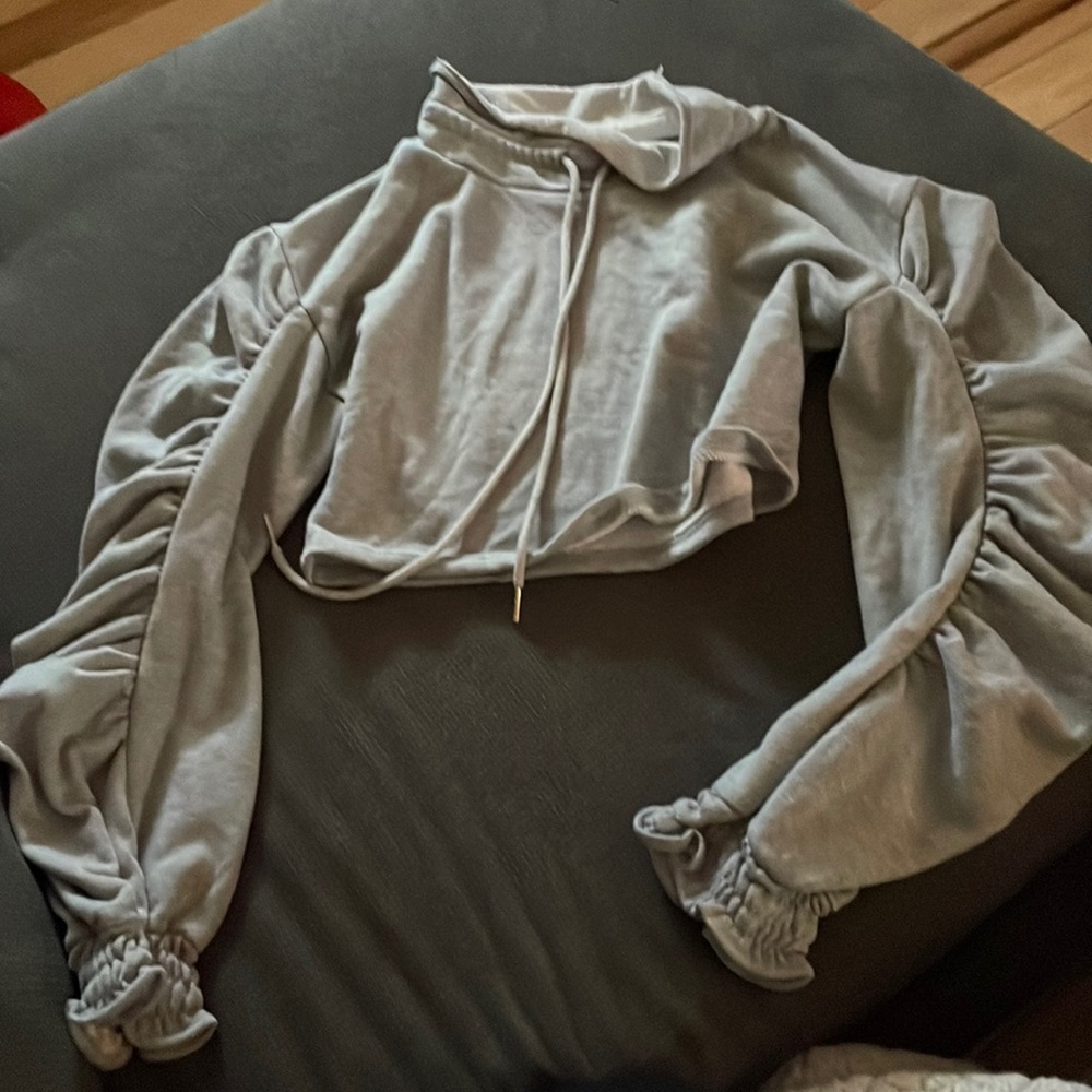 Crop sweat shirt with textured sleeves